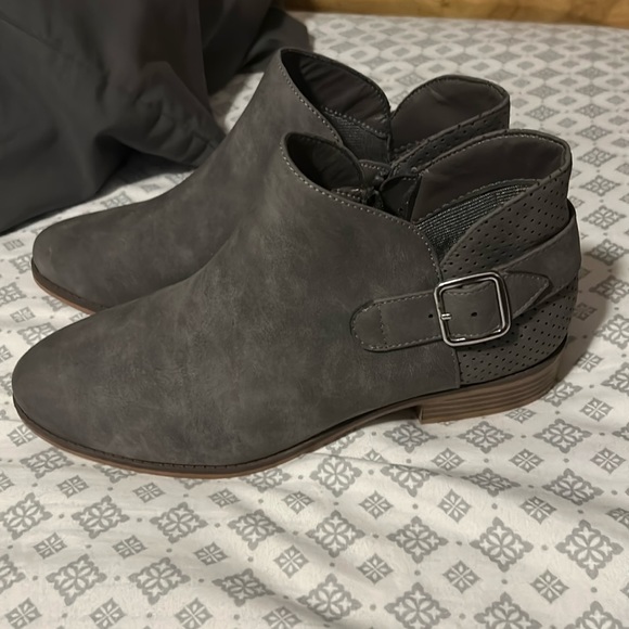 The Children's Place Other - Children’s Place Gray Nubuck Booties - 5 New